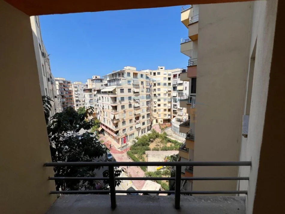 Tirane, shitet apartament 2+1+Ballkon Kati 6, 104 m² 125.000 € (Unaza e Re)