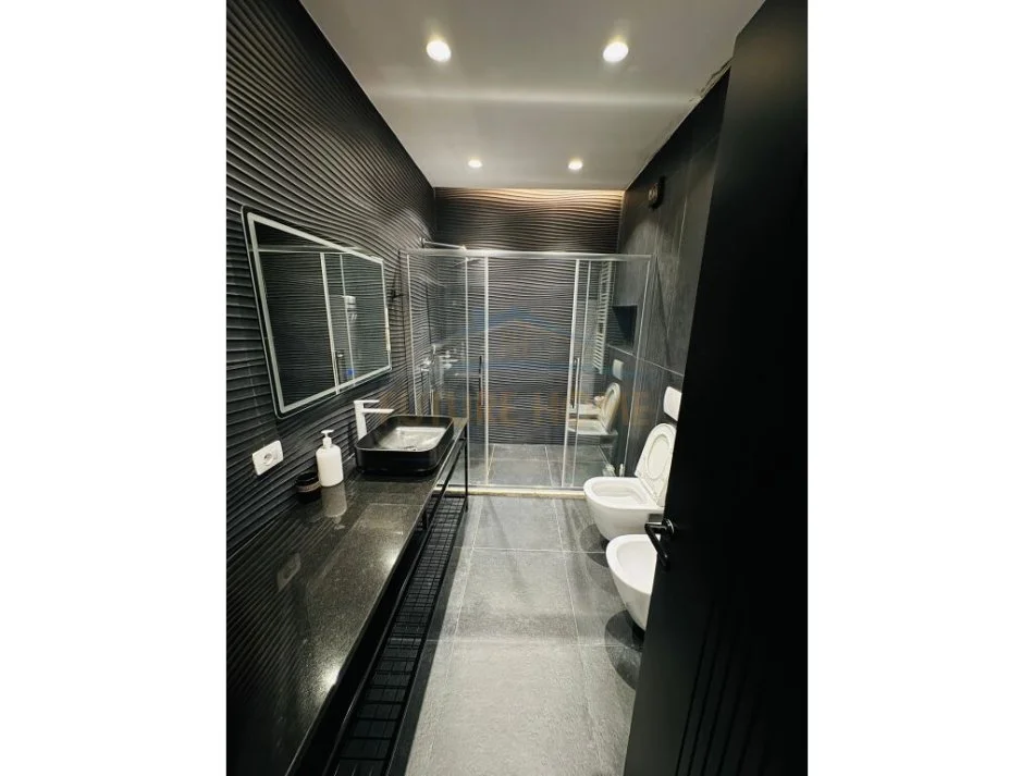 Tirane, jepet me qera apartament 2+1+Ballkon Kati 4, 65 m² 1.500 € (Rruga e Barrikadave)