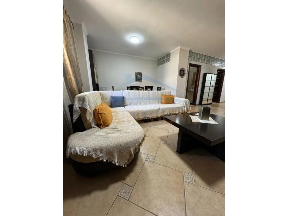 Tirane, jepet me qera apartament 2+1 Kati 2, 121 m² 650 € (LAPRAKE)