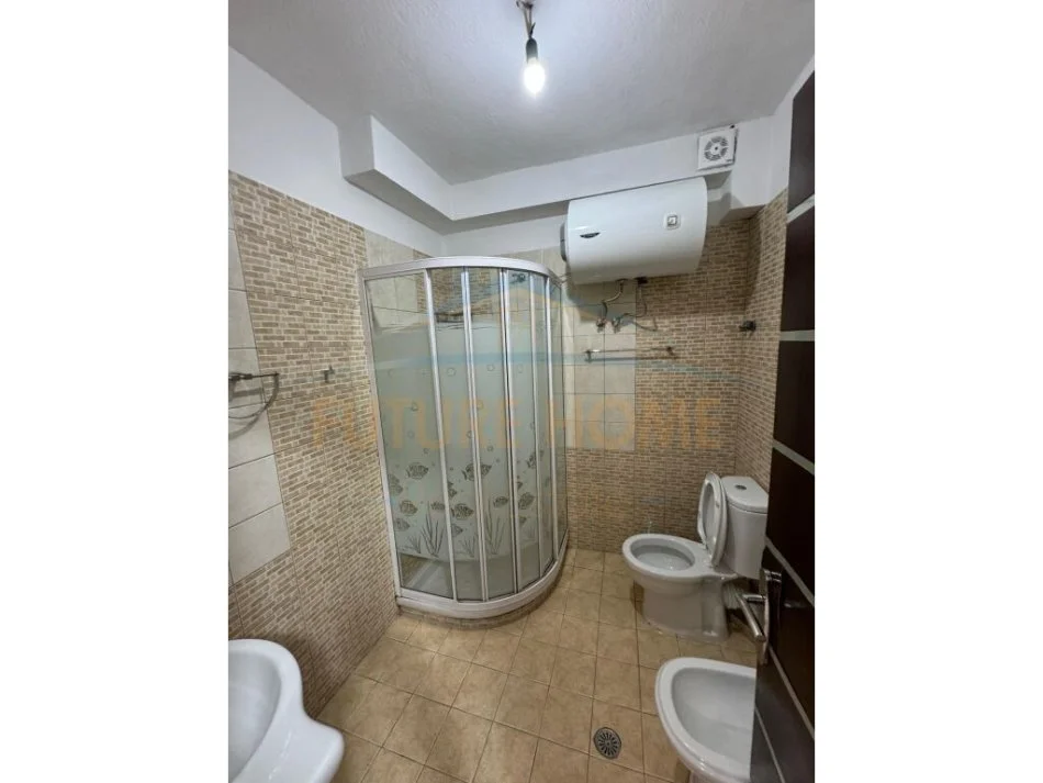 Tirane, jepet me qera apartament 2+1+Ballkon Kati 2, 121 m² 650 € (Laprake)