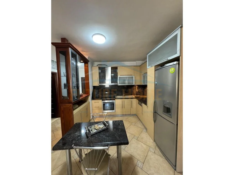 Tirane, jepet me qera apartament 2+1+Ballkon Kati 2, 121 m² 650 € (Laprake)