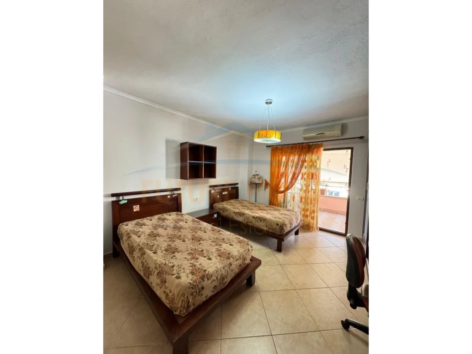 Tirane, jepet me qera apartament 2+1+Ballkon Kati 2, 121 m² 650 € (Laprake)