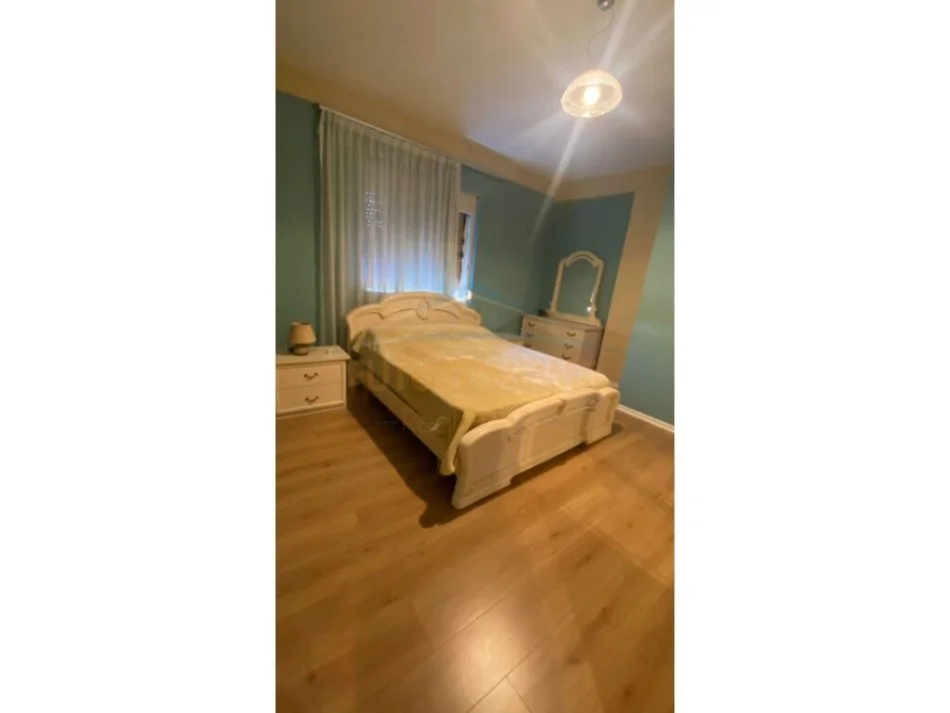 Tirane, jepet me qera apartament 2+1 Kati 4, 100 m² 650 € (Vasil Shanto)