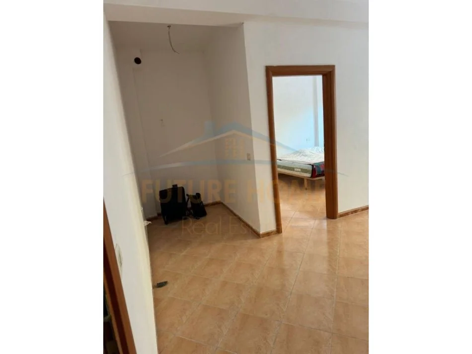 Durres, shitet apartament 1+1 Kati 3, 64 m² 70.000 € (Prane Stacionit te Trenit, Durres)