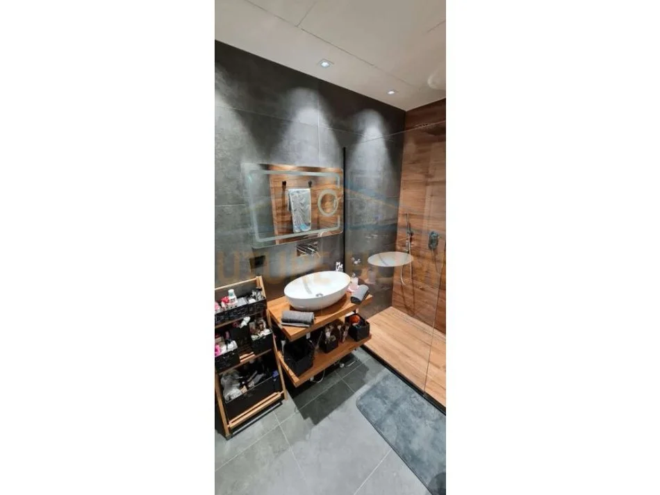 Tirane, jepet me qera apartament 2+1 Kati 8, 100 m² 850 € (21 DHJETORI TIRANE)