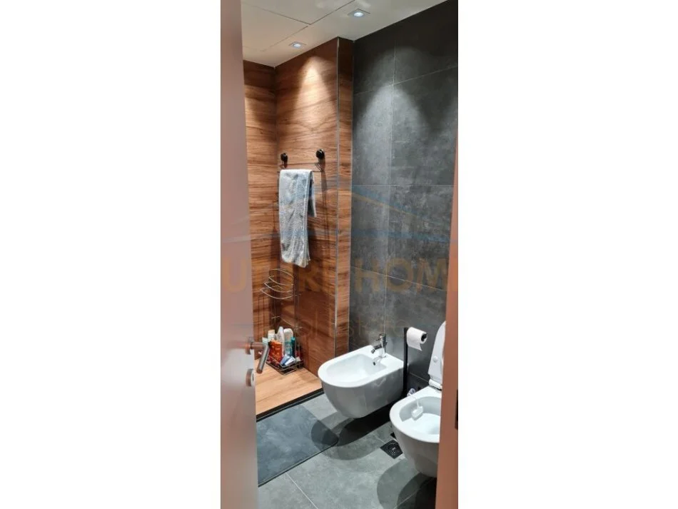 Tirane, jepet me qera apartament 2+1+Ballkon Kati 8, 98 m² 850 € (21 dhjetor)