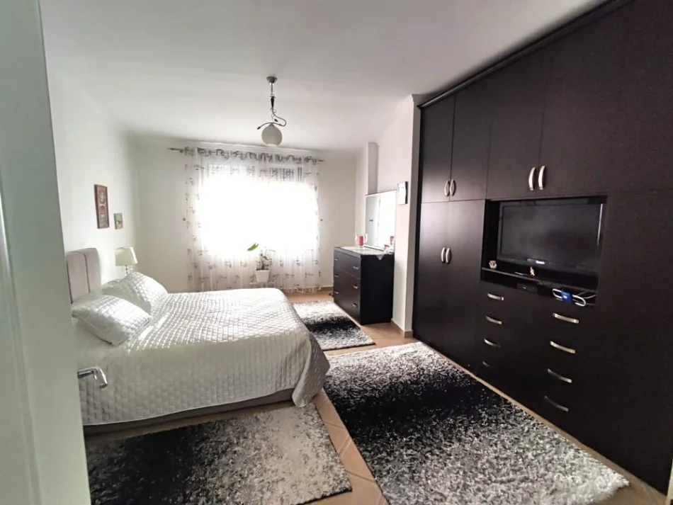 Tirane, shes apartament 1+1+Ballkon Kati 5, 105 m² 170.000 € (Rruga e Barrikadave)
