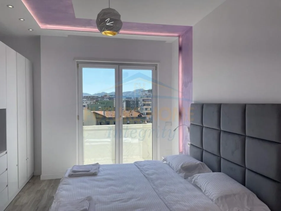 Tirane, jepet me qera apartament 1+1+Ballkon Kati 8, 80 m² 800 € (Shallvaret)