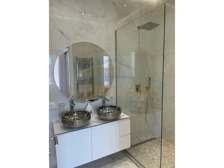 Tirane, jepet me qera apartament 1+1+Ballkon Kati 8, 80 m² 800 € (Shallvaret)