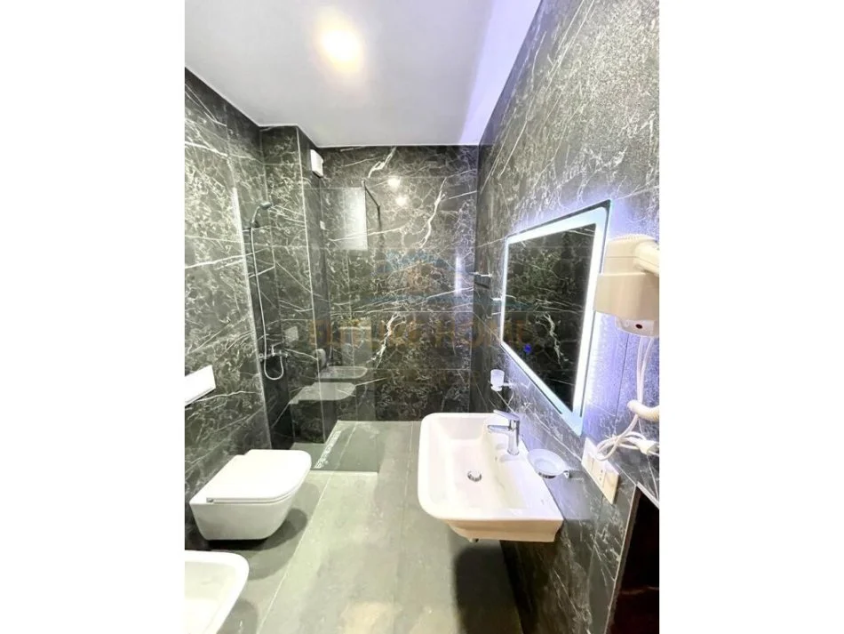 Tirane, jepet me qera garsonier 1+1 Kati 10, 52 m² 600 € (Rruga e Kavajes)