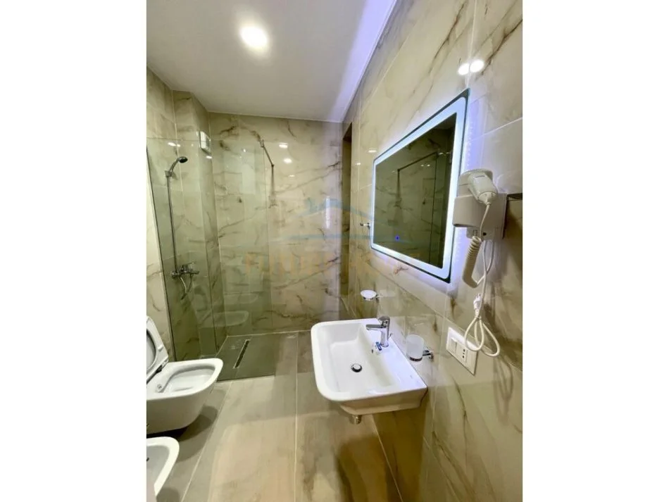 Tirane, jepet me qera garsonier 1+1 Kati 10, 47 m² 600 € (Rruga Kavajes)