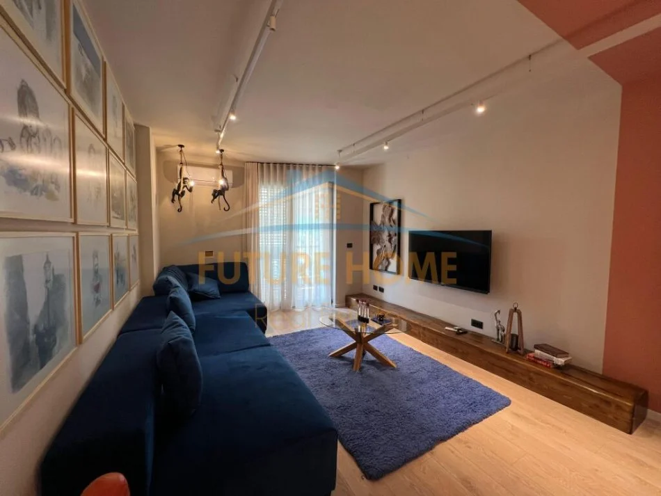 Tirane, jepet me qera apartament 1+1+Ballkon Kati 12, 76 m² 800 € (Ish Ekspozita)