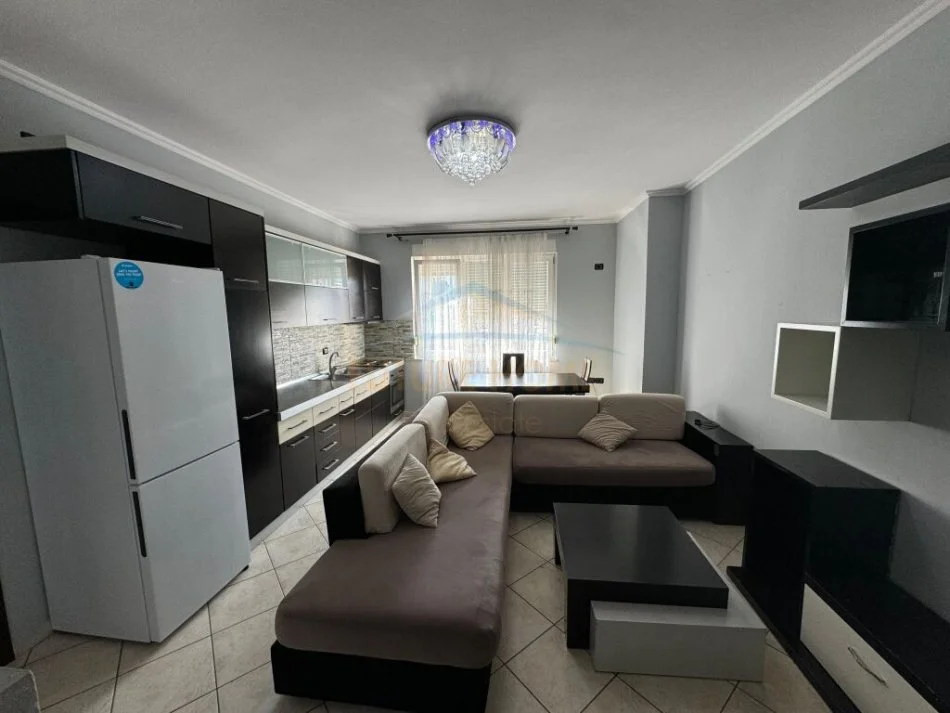 Tirane, jepet me qera apartament 2+1+Ballkon Kati 6, 93 m² 700 € (Sheshi Willson)