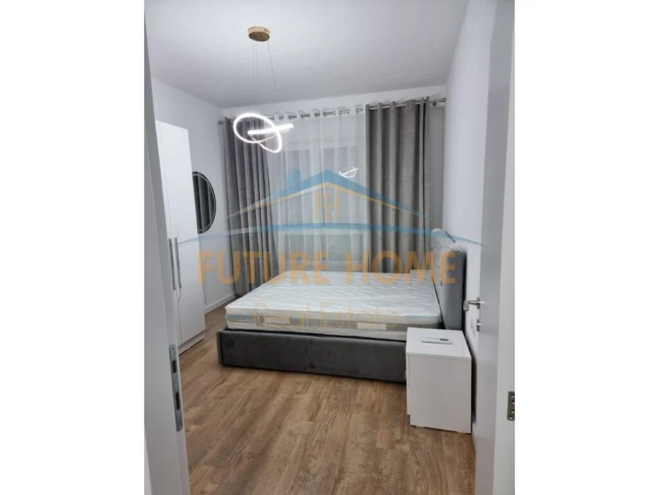 Tirane, jepet me qera apartament 1+1+Aneks Kati 4, 60 m² 700 € (Komuna e Parisit)