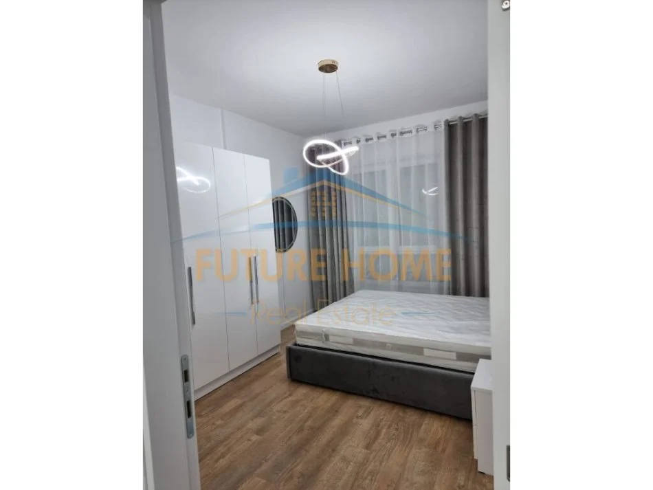 Tirane, jepet me qera apartament 1+1+Aneks Kati 4, 60 m² 700 € (Komuna e Parisit)