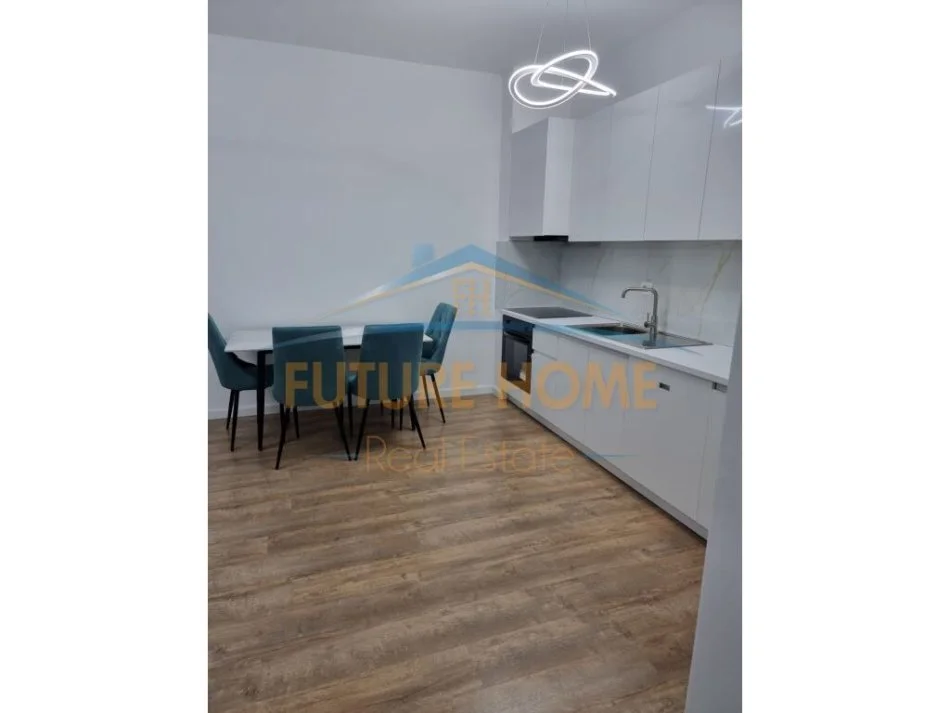 Tirane, jepet me qera apartament 1+1+Aneks Kati 4, 60 m² 700 € (Komuna e Parisit)