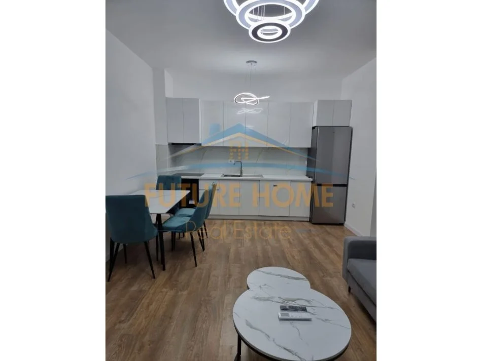 Tirane, jepet me qera apartament 1+1+Aneks Kati 4, 60 m² 700 € (Komuna e Parisit)