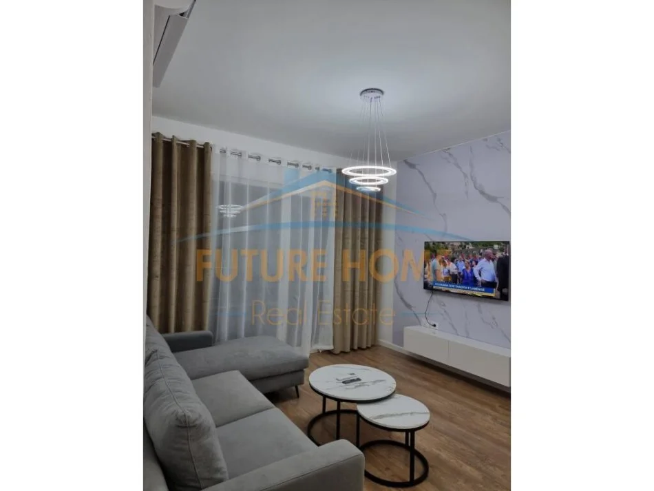 Tirane, jepet me qera apartament 1+1+Aneks Kati 4, 60 m² 700 € (Komuna e Parisit)