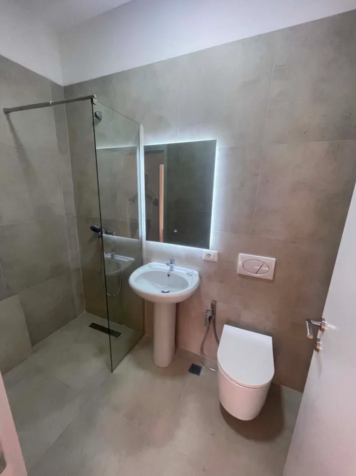 Tirane, jap me qera apartament 2+1+Ballkon Kati 2, 90 m² 650 € (rruga egnatia)