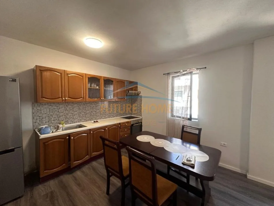 Tirane, jepet me qera apartament 2+1 Kati 1, 94 m² 400 € (Rruga "Misto Mame")