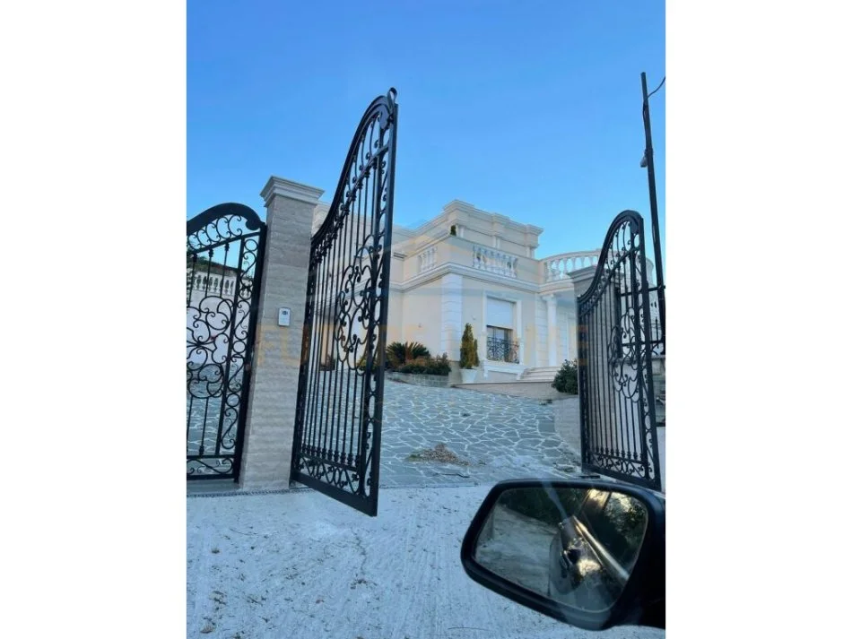Durres, shitet Vile 2+1 Kati 0, 244 m² 820.000 € (lagja e re,durres)