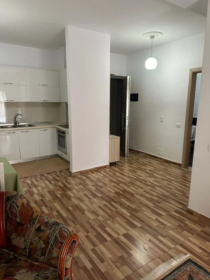 Tirane, jepet me qera apartament 1+1+Ballkon Kati 4, 70 m² 450 € 