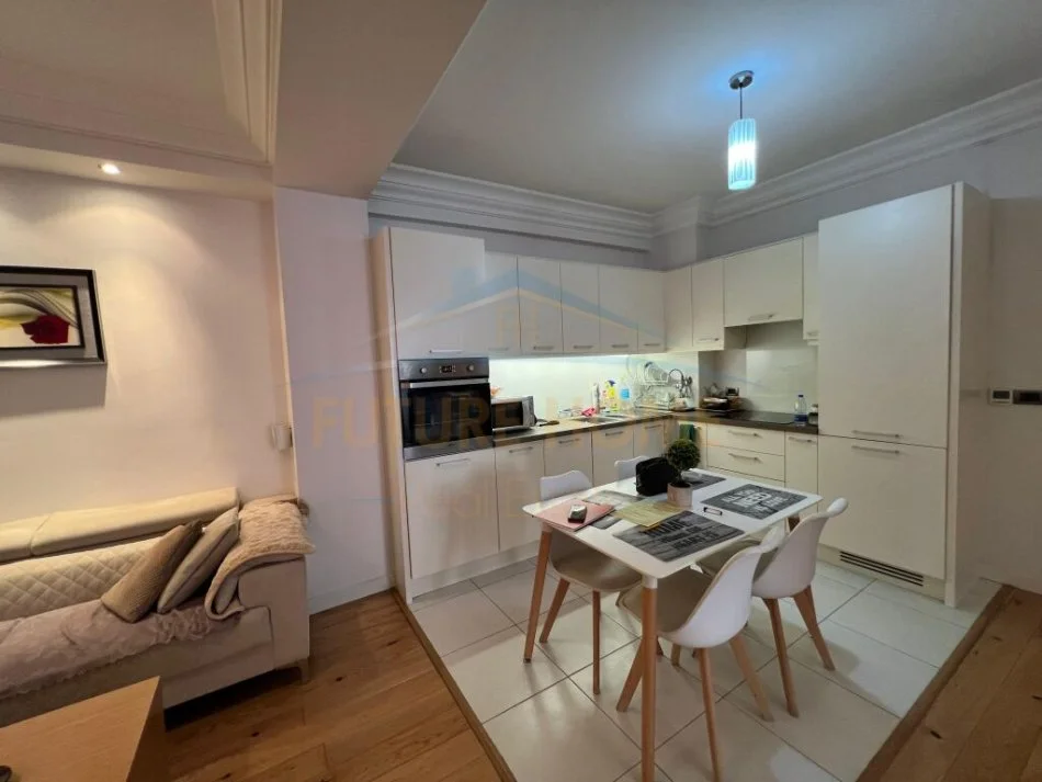 Tirane, jepet me qera apartament 2+1+Ballkon Kati 4, 90 m² 450 € (Unaza e Re)