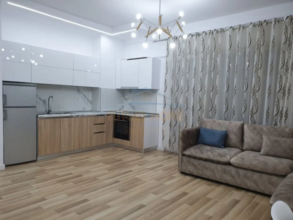 Tirane, jepet me qera apartament 1+1+Aneks Kati 2, 75 m² 500 € (Don bosco)