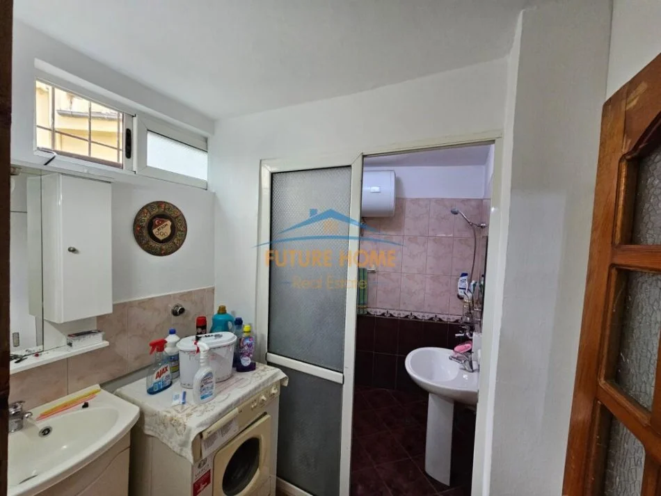 Tirane, jepet me qera apartament 2+1+Ballkon Kati 0, 61 m² 500 € (21 Dhjetori)