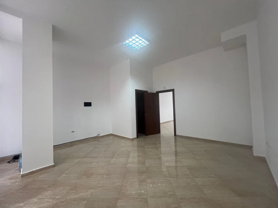 Tirane, jepet me qera dyqan Kati 0, 65 m² 450 € (Muhamet Deliu, Fresk)