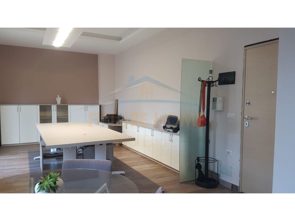 Tirane, jap me qera zyre Kati 1, 72 m² 500 € (Rruga e Bogdaneve)