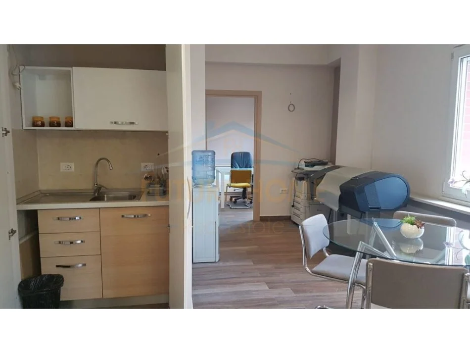 Tirane, jepet me qera apartament 1+1+Aneks Kati 1, 70 m² 500 € (Rruga e Bogdaneve)