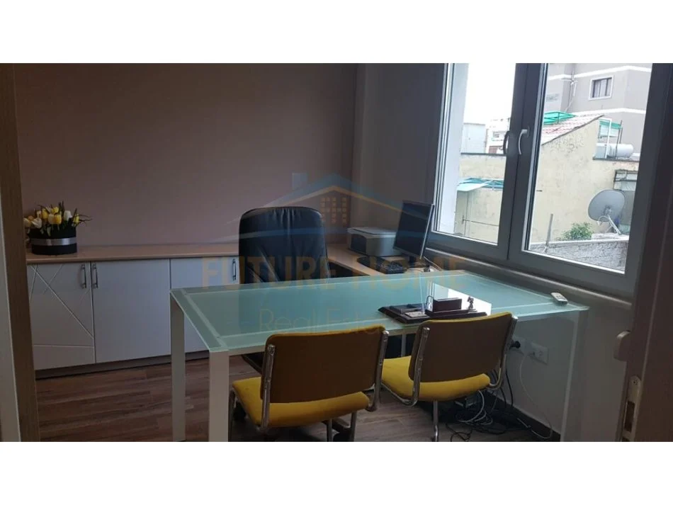 Tirane, jepet me qera apartament 1+1+Aneks Kati 1, 70 m² 500 € (Rruga e Bogdaneve)