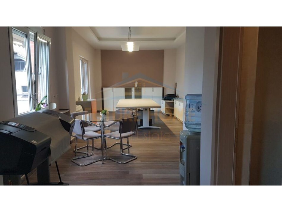 Tirane, jap me qera zyre Kati 1, 72 m² 500 € (Rruga e Bogdaneve)