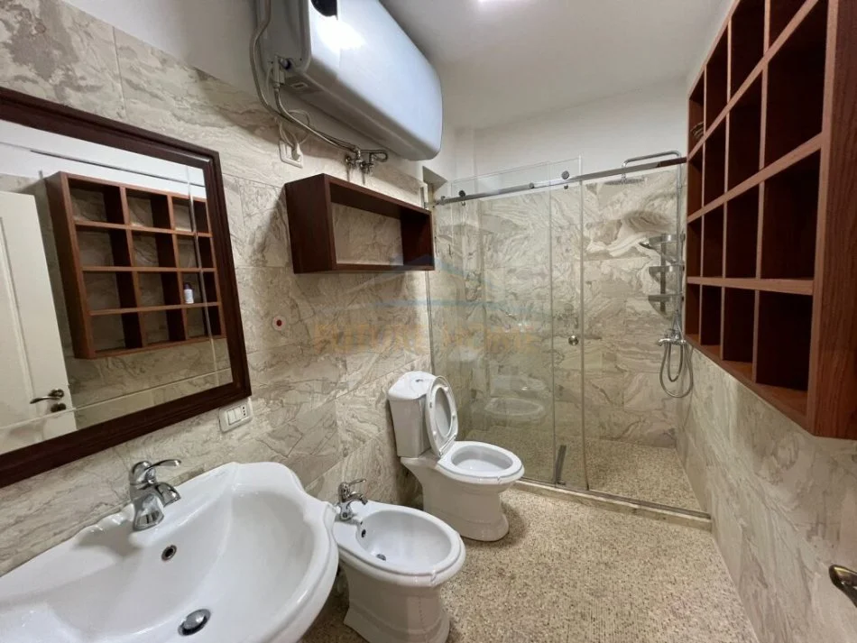 Tirane, jepet me qera apartament 1+1 Shkolla e Balwtit ,Kati 9, 70 m² 800 €