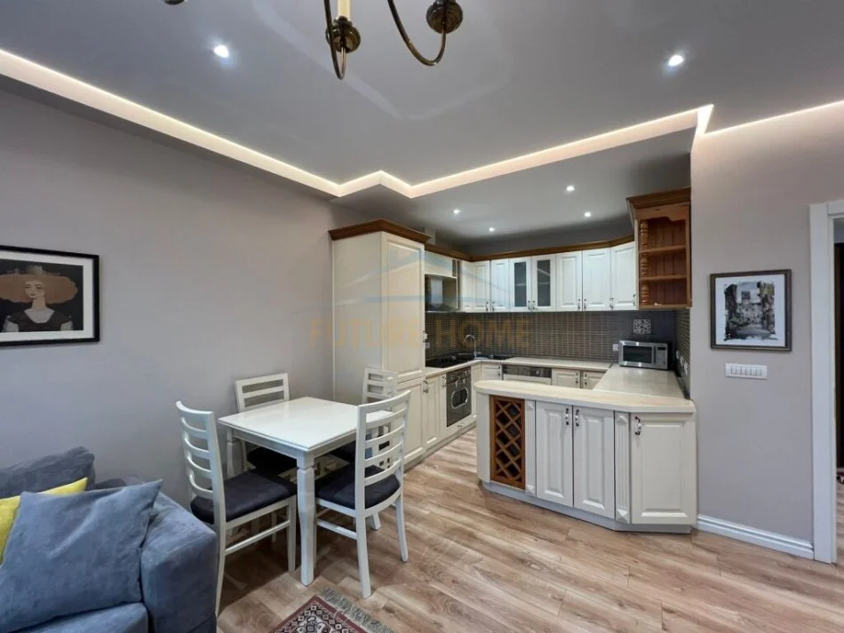 Tirane, jepet me qera apartament 1+1 Kati 9, 70 m² 800 € 