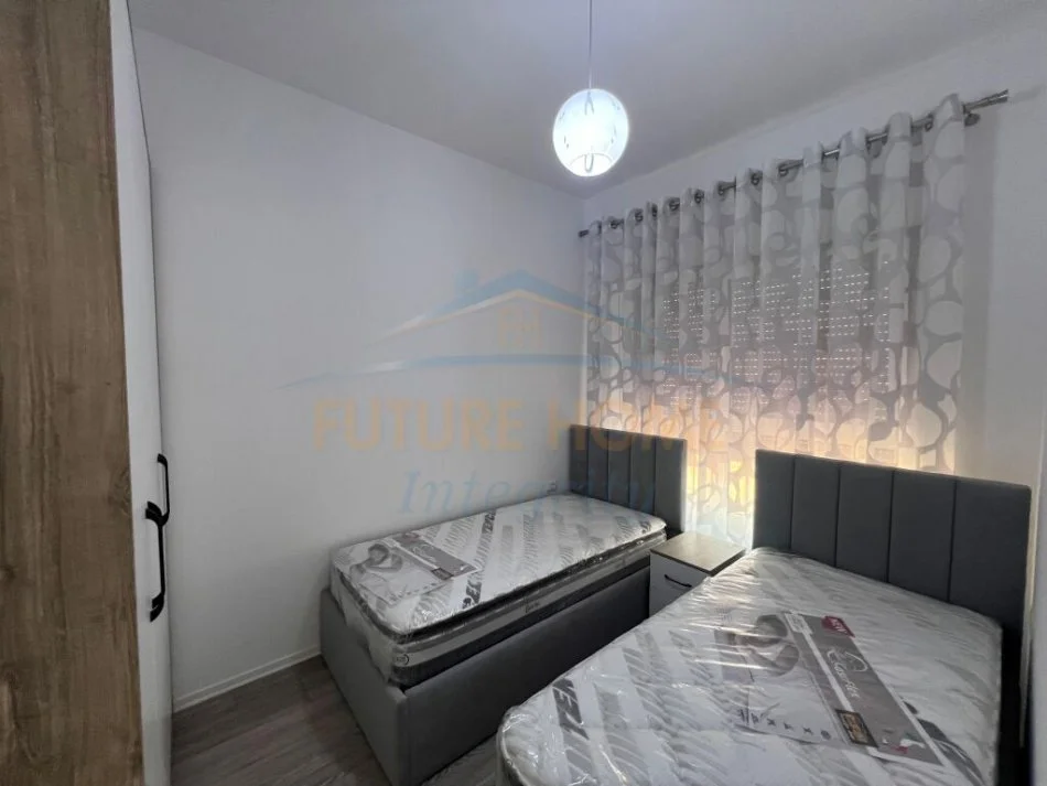 Tirane, jepet me qera apartament 2+1 Kati 5, 93 m² 450 € (kompleksi manglem)