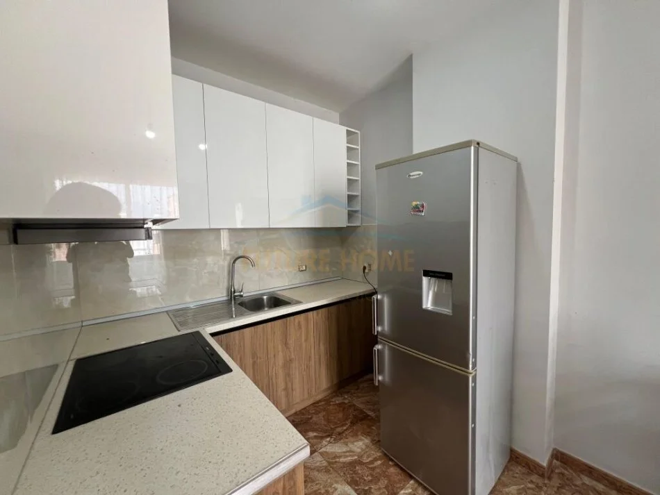 Tirane, jepet me qera apartament 1+1+Ballkon Kati 9, 70 m² 400 € (Unaza e Re)