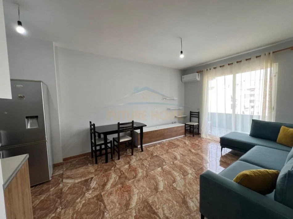 Tirane, jepet me qera apartament 1+1+Ballkon Kati 9, 70 m² 400 € (Unaza e Re)