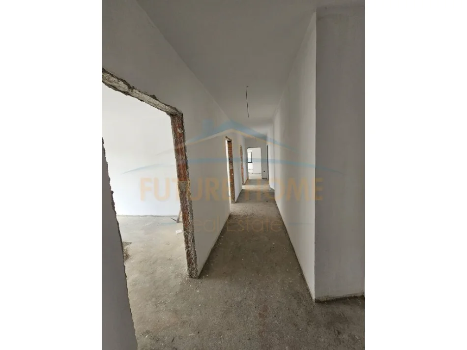 Tirane, shitet apartament 4+1 Kati 1, 200 m² 350.000 € (Stacioni i Trenit)