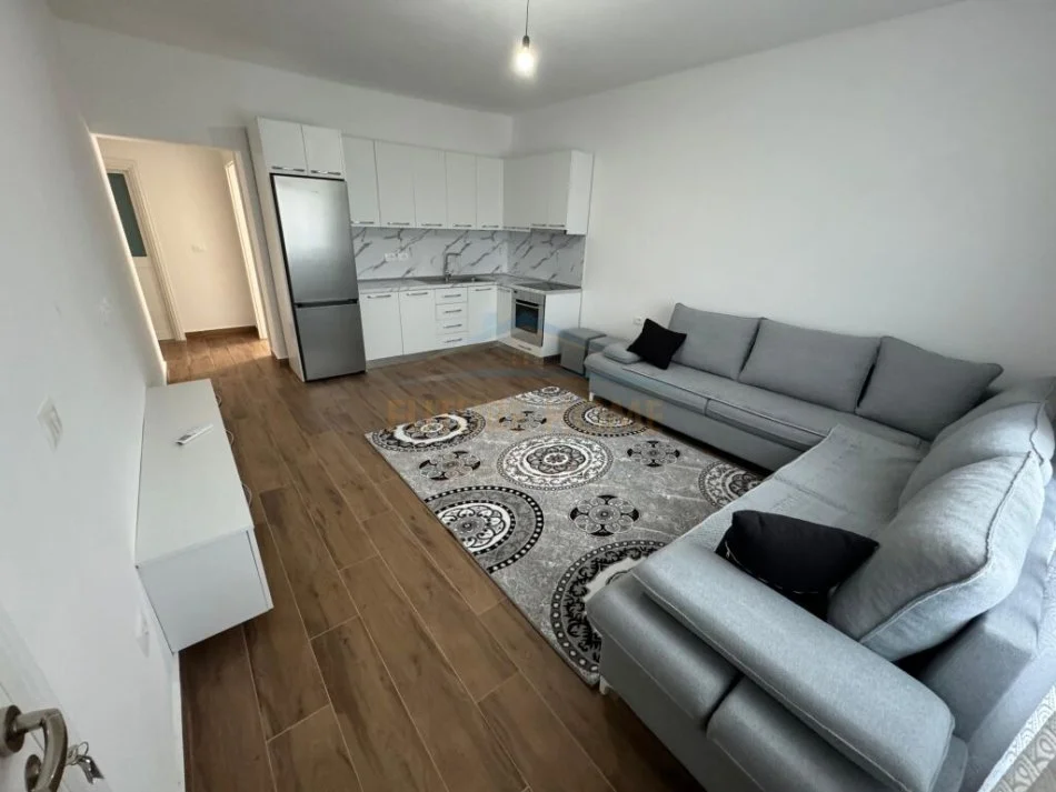 Tirane, jepet me qera apartament 1+1 Kati 1, 65 m² 500 € (Bllok)
