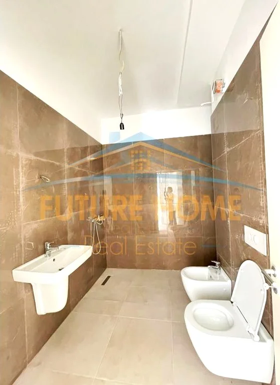 Tirane, jepet me qera ambjent biznesi Kati 2, 158 m² 1.600 € (Rruga Kosovareve)