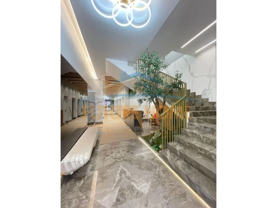 Tirane, jepet me qera ambjent biznesi Kati 2, 158 m² 1.600 € (Rruga Kosovareve)