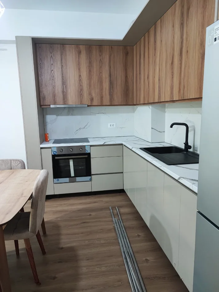 Tirane, jepet me qera apartament 2+1+Ballkon Kati 4, 100 m² 500 € (Ali Demi)