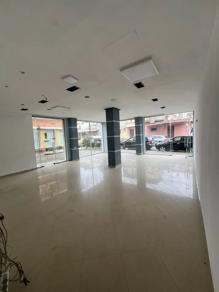 Tirane, jepet me qera ambjent biznesi Kati 0, 80 m² 600 € (Oxhaku)