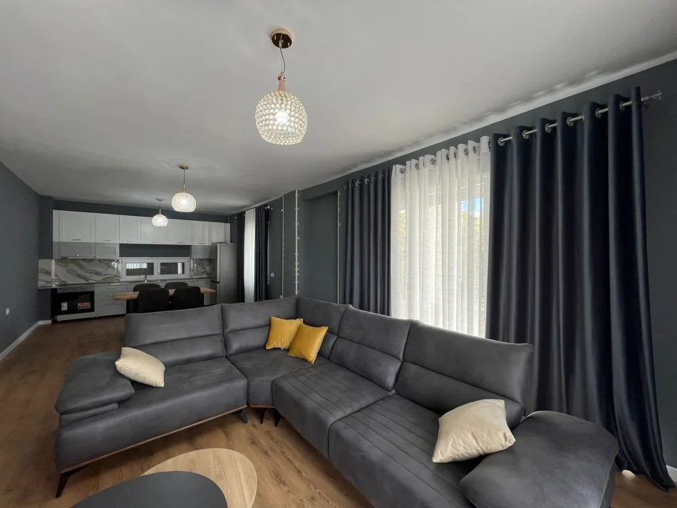 Tirane, jepet me qera apartament 2+1 Kati 2, 150 m² 800 € (Kopshti botanik)