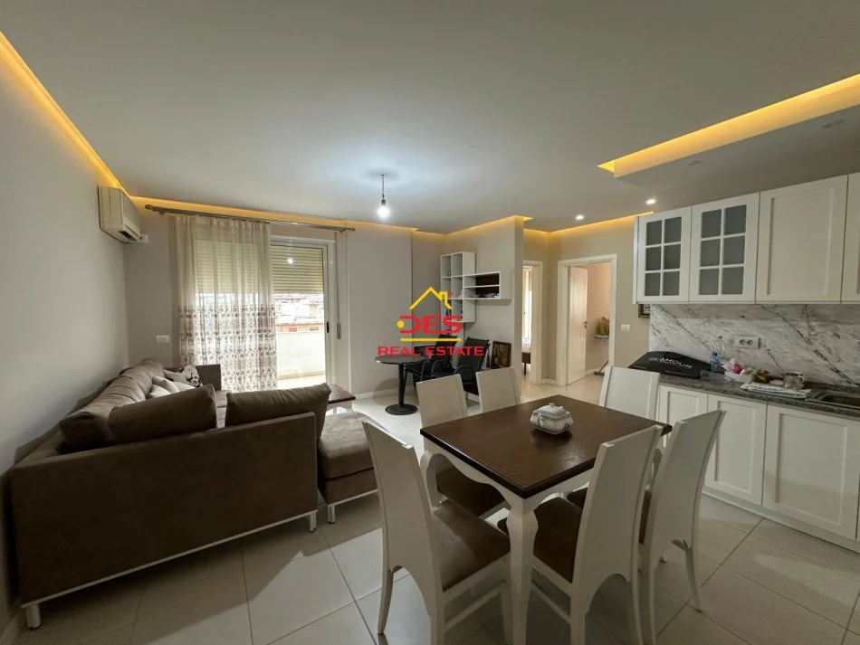 Vlore, jepet me qera apartament 2+1+Ballkon Kati 5, 120 m² 400 € (Rruga Misto Mele)