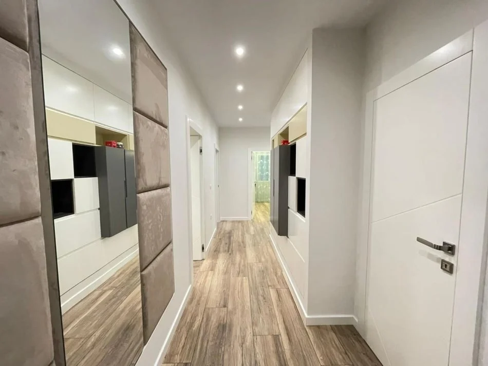 Tirane, jepet me qera 3+1 Kati 5, 140 m² 1.350 € 