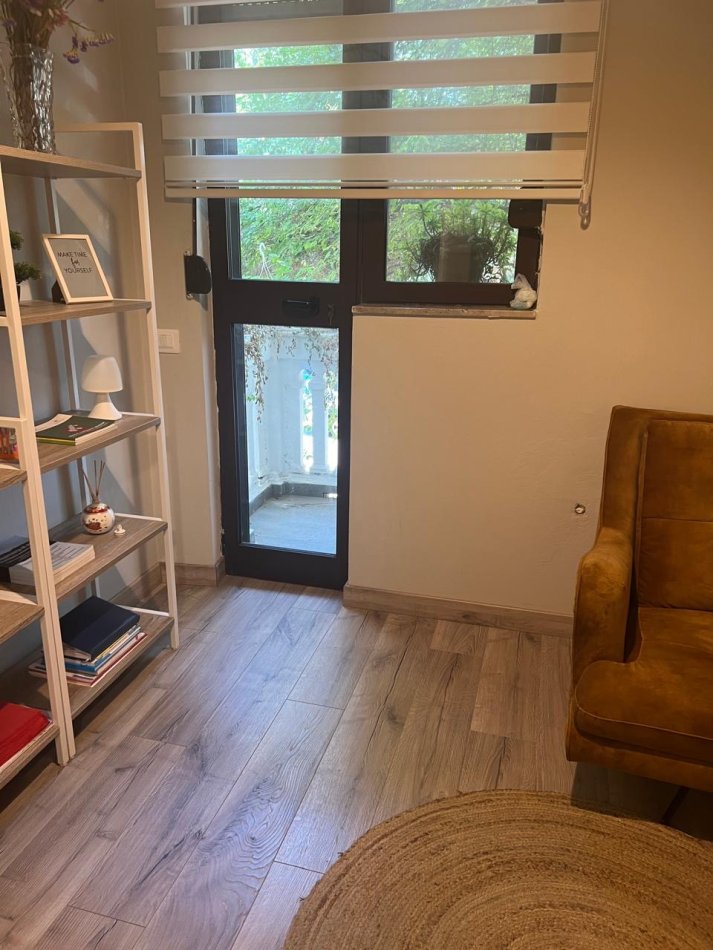Tirane, jepet me qera ambjent biznesi Kati 2, 80 m² 800 € (Mihal Popi)