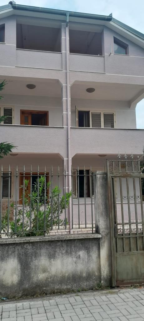 Tirane, jepet me qera apartament 4+1+A+BLK Kati 2, 320 m² 450 Euro (Siri kodra)